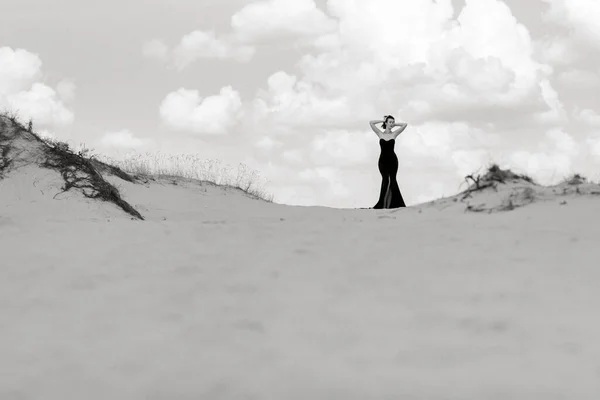 Κορίτσι Ένα Μαύρο Μακρύ Φόρεμα Μια Αμμώδη Έρημο Κάτω Από — Φωτογραφία Αρχείου