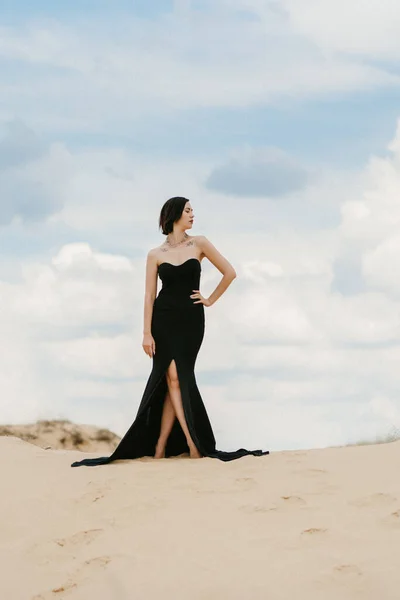 Dziewczyna Czarny Długi Sukienka Piaszczysty Pustynia Pod Błękitny Niebo — Zdjęcie stockowe