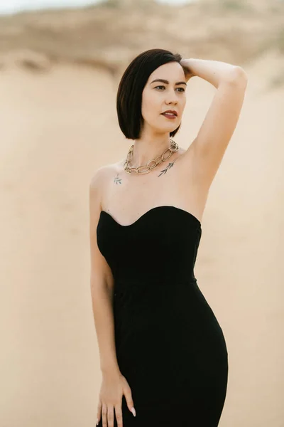 Κορίτσι Ένα Μαύρο Μακρύ Φόρεμα Μια Αμμώδη Έρημο Κάτω Από — Φωτογραφία Αρχείου