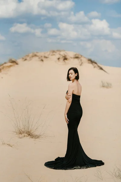 Дівчина Чорній Довгій Сукні Піщаній Пустелі Під Блакитним Небом — стокове фото