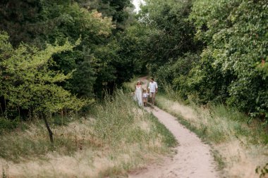Mutlu aile üç baba ve oğul ormanda yürüyüşe çıktılar.