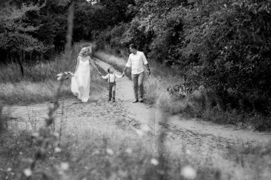 Mutlu aile üç baba ve oğul ormanda yürüyüşe çıktılar.