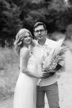 Çam ormanında yürüyüşe çıkmış genç bir çift.