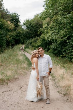 Çam ormanında yürüyüşe çıkmış genç bir çift.