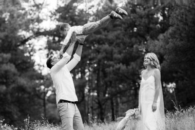 Mutlu aile üç baba ve oğul ormanda yürüyüşe çıktılar.