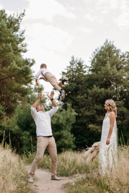 Mutlu aile üç baba ve oğul ormanda yürüyüşe çıktılar.