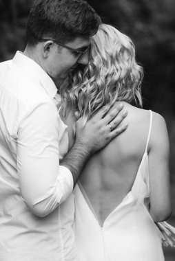 Çam ormanında yürüyüşe çıkmış genç bir çift.