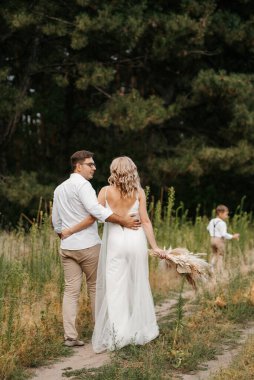 Mutlu aile üç baba ve oğul ormanda yürüyüşe çıktılar.