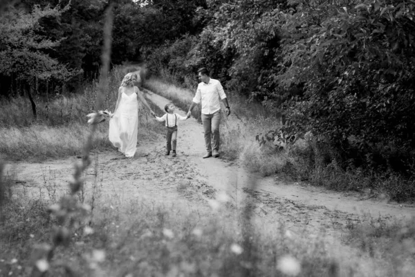 Happy Family Three Dad Mom Son Walk Woods — Stok fotoğraf