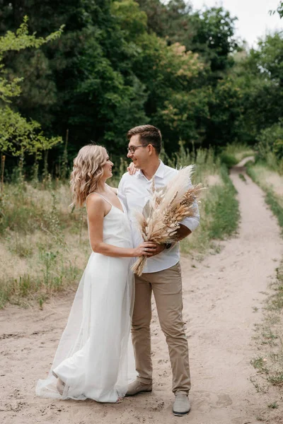 Young Couple Newlyweds Walk Pine Forest — Fotografia de Stock