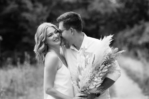 Young Couple Newlyweds Walk Pine Forest — Fotografia de Stock