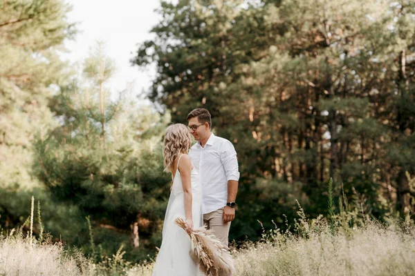 Junges Brautpaar Bei Einem Spaziergang Einem Kiefernwald — Stockfoto