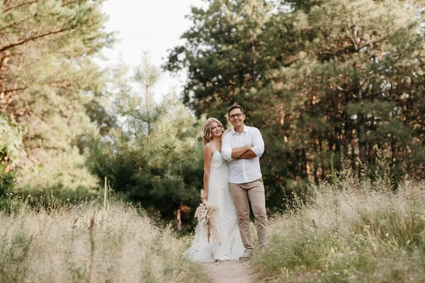 Young Couple Newlyweds Walk Pine Forest — Photo