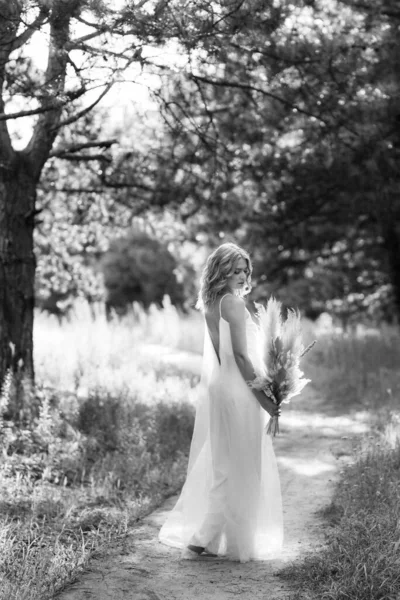 Heureuse Mariée Fille Dans Une Robe Blanche Claire Avec Bouquet — Photo