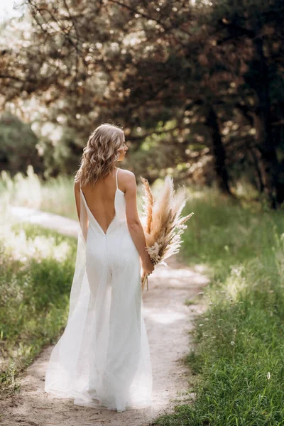 Boldog Menyasszony Lány Fehér Fényben Ruha Egy Csokor Szárított Virág — Stock Fotó