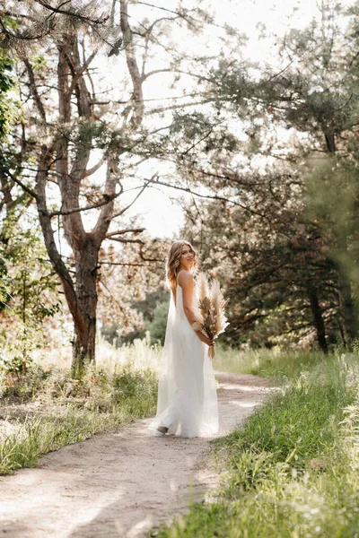 Happy Bride Girl White Light Dress Bouquet Dried Flowers Forest — Foto de Stock