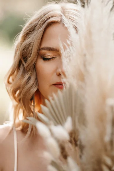 Happy Bride Girl White Light Dress Bouquet Dried Flowers Forest — Stock Fotó