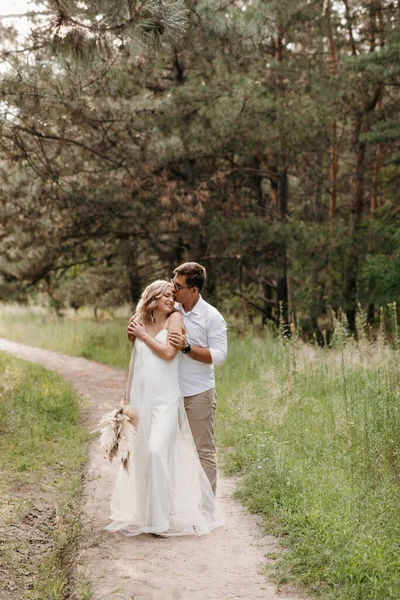 Young Couple Newlyweds Walk Pine Forest — Photo