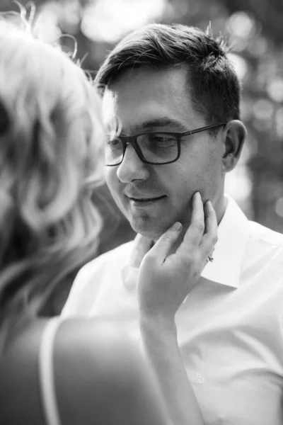 Young Couple Newlyweds Walk Pine Forest —  Fotos de Stock