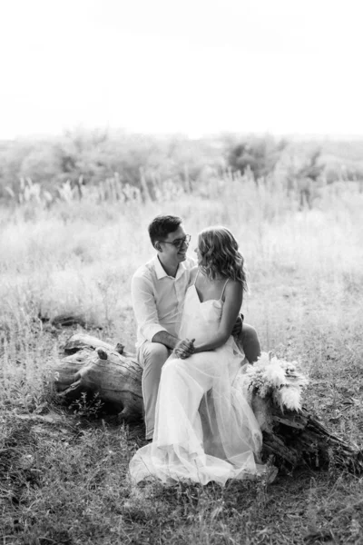 Young Couple Newlyweds Walk Pine Forest — Stok fotoğraf