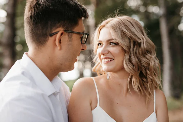 Young Couple Newlyweds Walk Pine Forest — Stockfoto