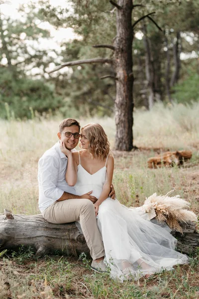 Junges Brautpaar Bei Einem Spaziergang Einem Kiefernwald — Stockfoto