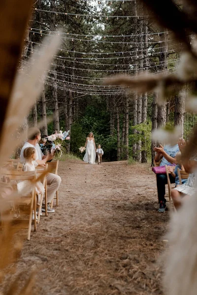 Ceremonia Ślubna Małżeństwa Mężczyzny Dziewczyny Tle Łuku Leśnej Ścieżce — Zdjęcie stockowe
