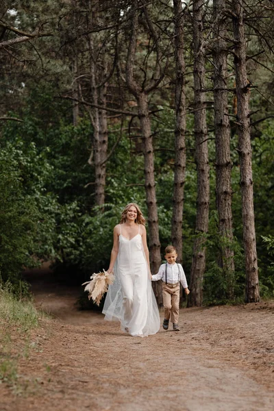 Wedding Ceremony Marriage Guy Girl Backdrop Arch Forest Path — Stockfoto