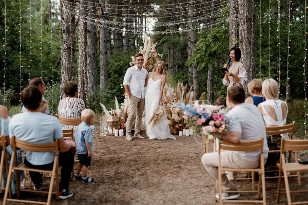 Wedding Ceremony Marriage Guy Girl Backdrop Arch Forest Path — Stockfoto