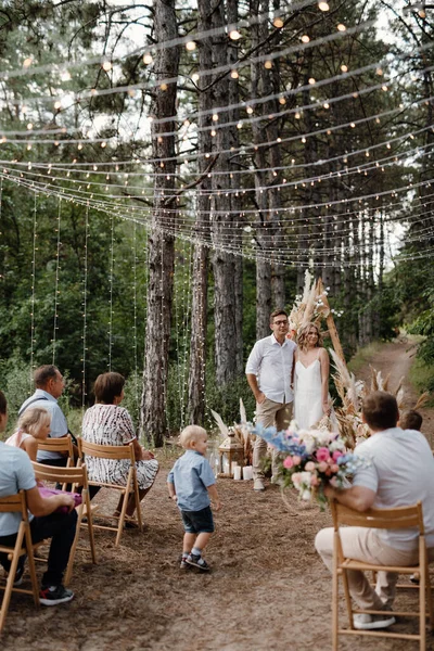 Wedding Ceremony Marriage Guy Girl Backdrop Arch Forest Path — Fotografia de Stock