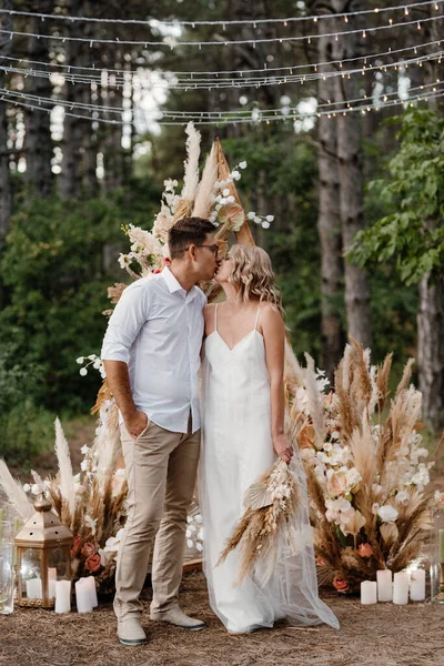 Wedding Ceremony Marriage Guy Girl Backdrop Arch Forest Path — Stockfoto