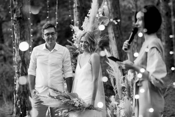 Wedding Ceremony Marriage Guy Girl Backdrop Arch Forest Path — Stockfoto