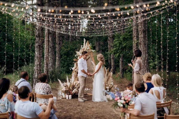 Wedding Ceremony Marriage Guy Girl Backdrop Arch Forest Path — Photo