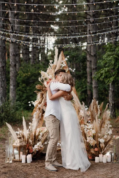 Церемония Бракосочетания Парня Девушки Фоне Арки Лесной Тропе — стоковое фото