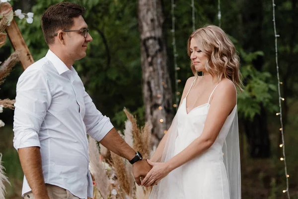 Wedding Ceremony Marriage Guy Girl Backdrop Arch Forest Path — Stockfoto