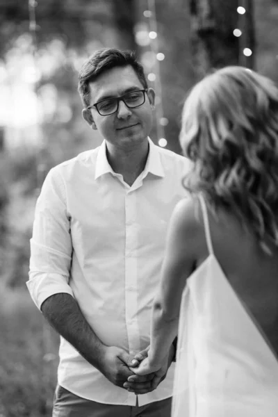 Wedding Ceremony Marriage Guy Girl Backdrop Arch Forest Path — ストック写真