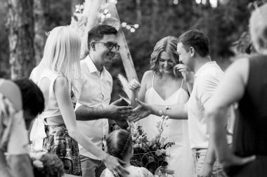 Yeni evlilere gülümseyen ve sarılan dostlarımızı ve misafirlerimizi tebrik ediyoruz.