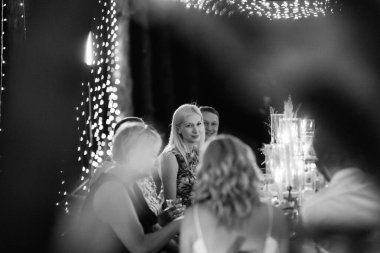 Ormanda akşam yemeği Ampuller ve mumlarla