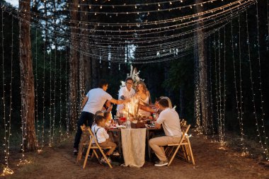 Ormanda akşam yemeği Ampuller ve mumlarla