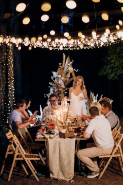 Ormanda akşam yemeği Ampuller ve mumlarla