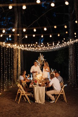 Ormanda akşam yemeği Ampuller ve mumlarla