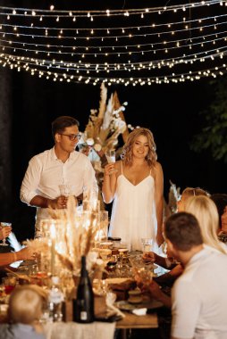 Ormanda akşam yemeği Ampuller ve mumlarla