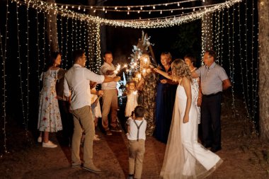 Ormanda akşam yemeği Ampuller ve mumlarla