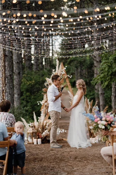 Wedding Ceremony Marriage Guy Girl Backdrop Arch Forest Path — Stockfoto