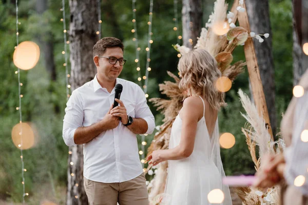 Wedding Ceremony Marriage Guy Girl Backdrop Arch Forest Path — Stockfoto