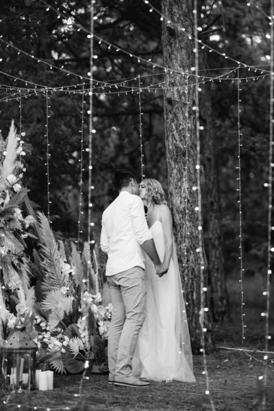 Wedding Ceremony Marriage Guy Girl Backdrop Arch Forest Path — ストック写真