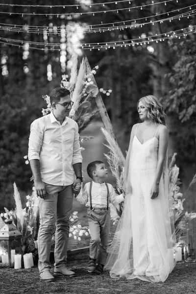 Весільна Церемонія Одруження Хлопця Дівчини Тлі Арки Лісовій Доріжці — стокове фото