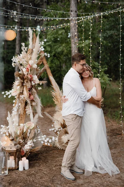 Wedding Ceremony Marriage Guy Girl Backdrop Arch Forest Path — ストック写真