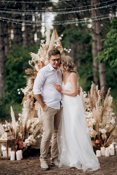 Esküvői Szertartás Házasság Egy Fiú Egy Lány Hátterében Egy Boltív — Stock Fotó