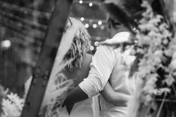 Церемония Бракосочетания Парня Девушки Фоне Арки Лесной Тропе — стоковое фото